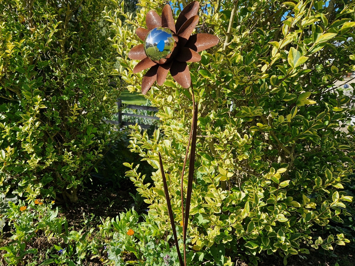 blumenstecker mit edelstahlkugel schmale blätter rost