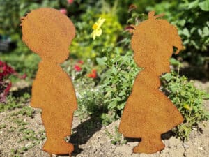 junge und mädchen rostoptik deko garten