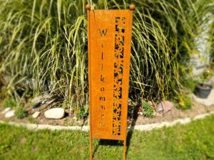 Rostschild Willkommen mit Blüten 117cm Gartenstecker