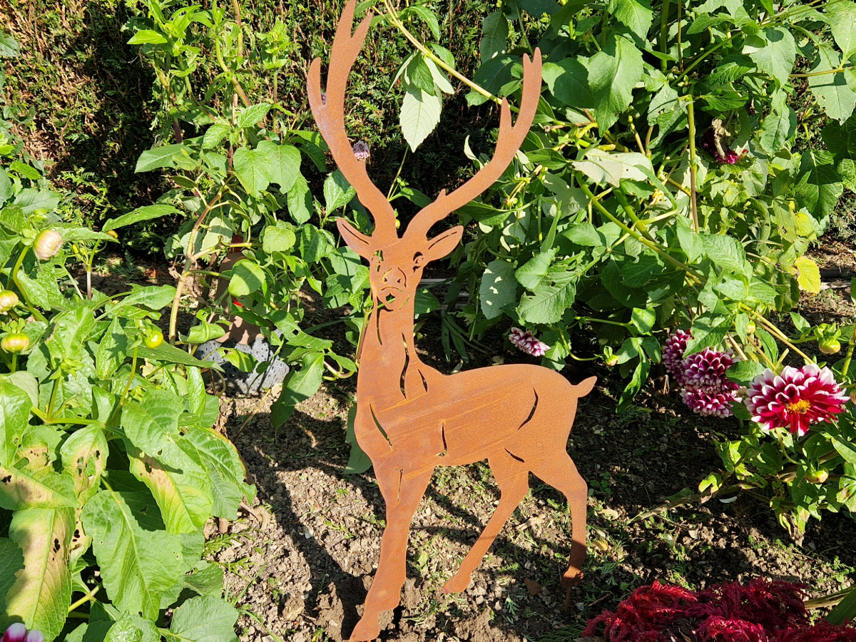 Cervo in piedi arrugginito decorazione giardino