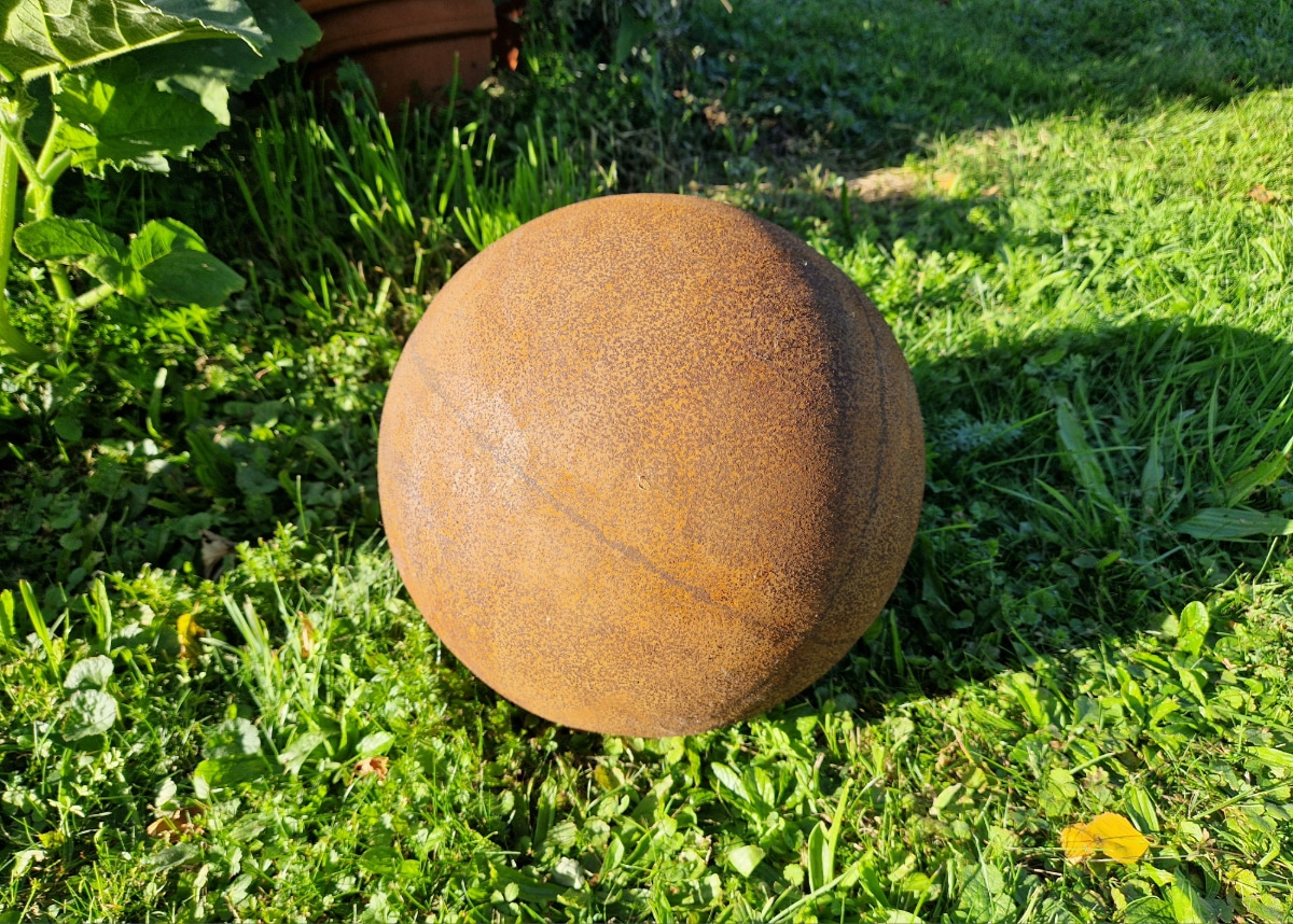 Boule de métal rouillée