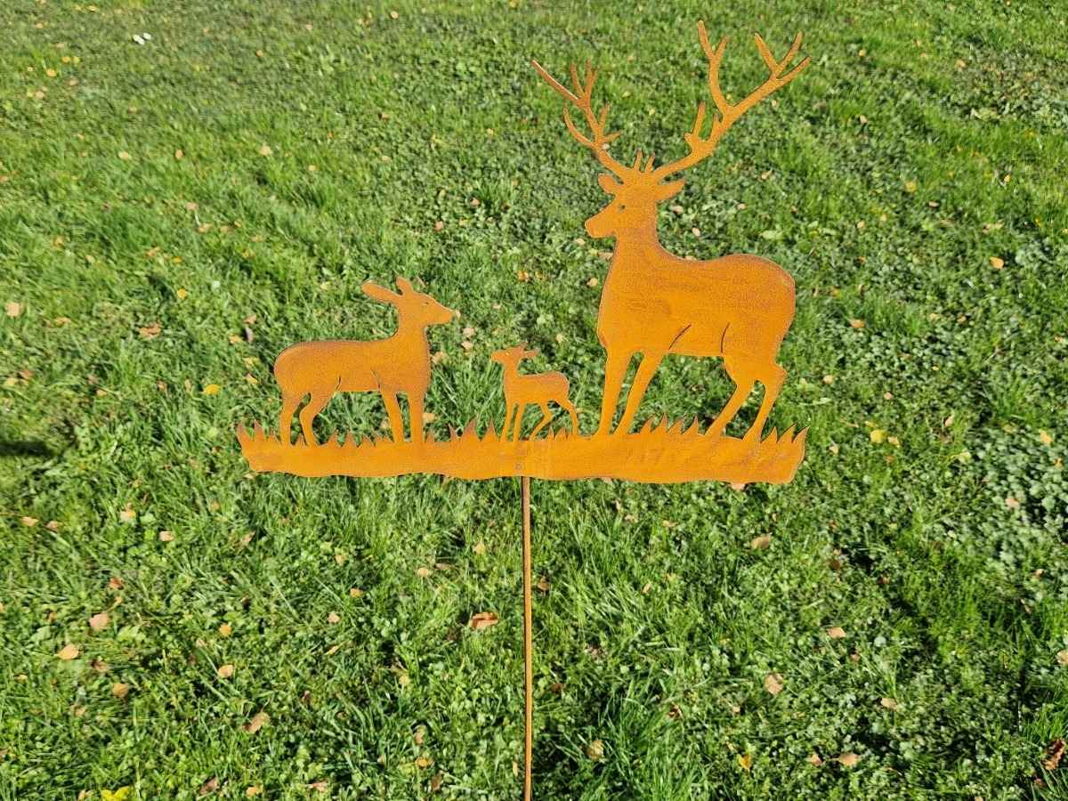 Hirschfamilie Gartenstecker aus Edelrost 120 cm mit drei Hirschen im Garten