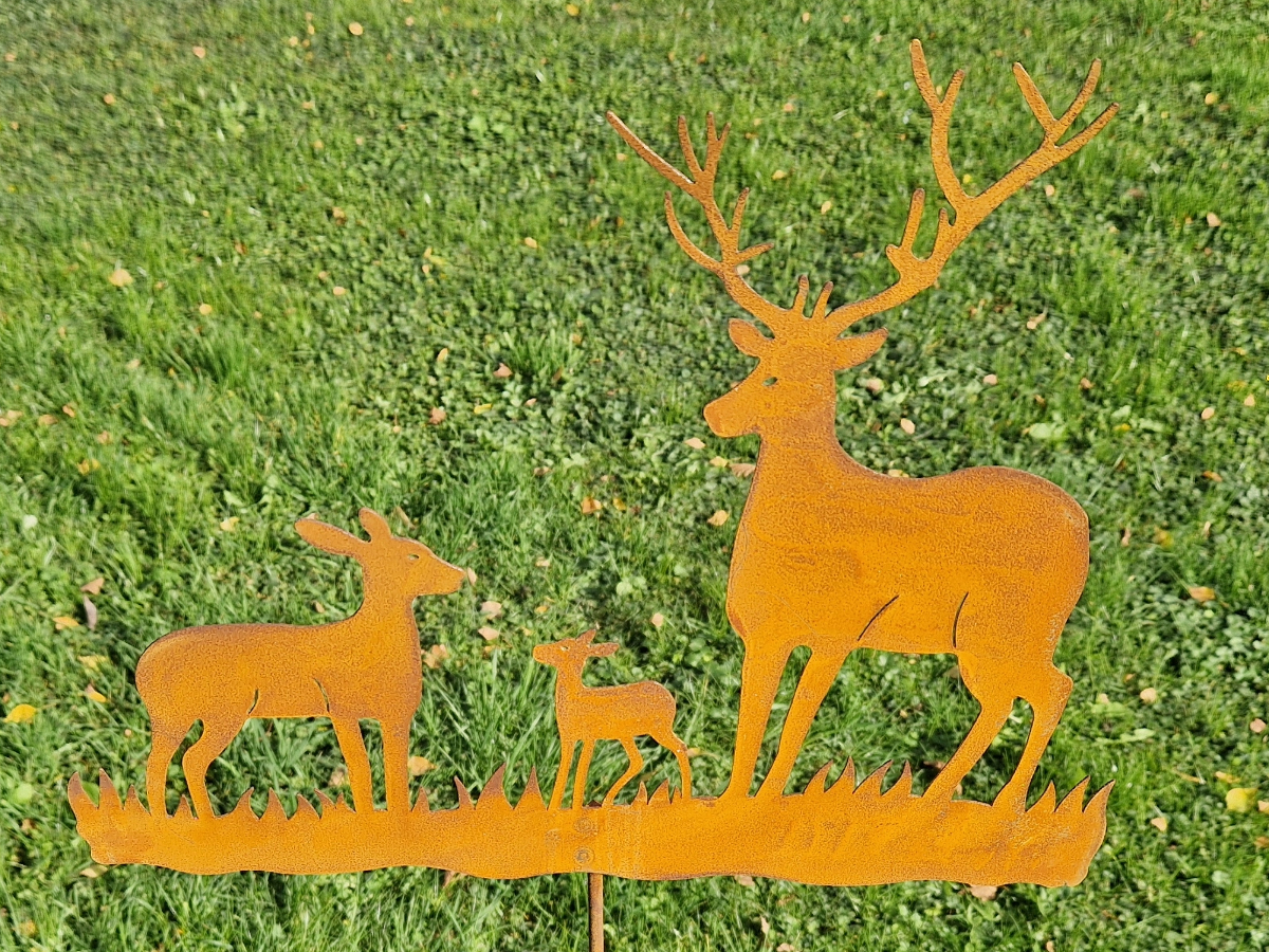 Drei Hirsche Rost 120cm auf Wiese