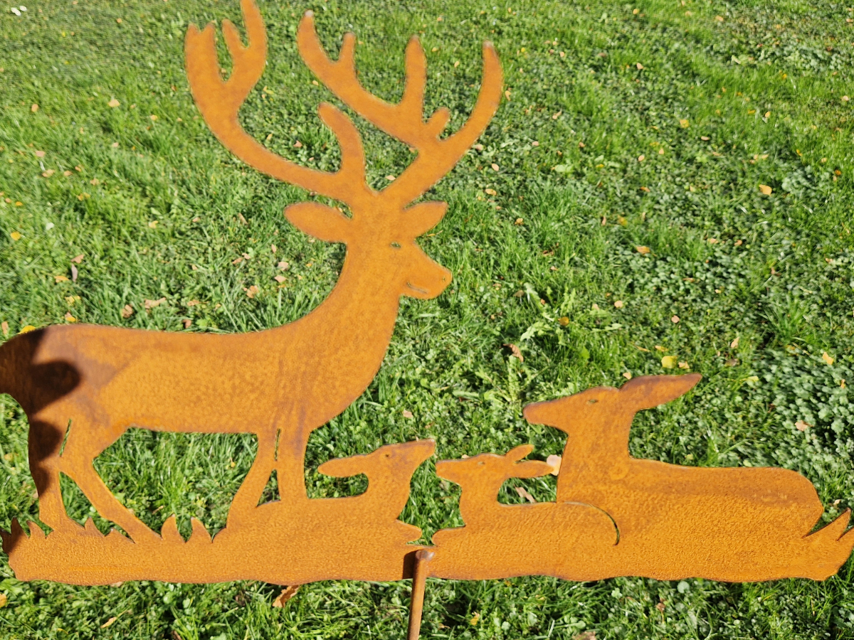 Hirschfamilie Rost 120cm auf Wiese