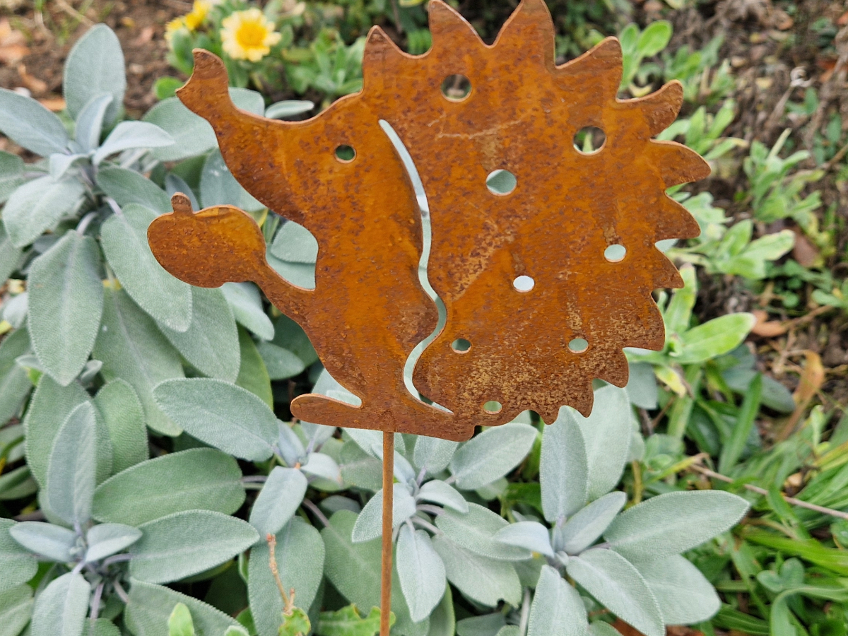 Roststecker Igel 45cm im Garten