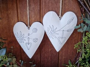 Herzen Metall Hänger weiss