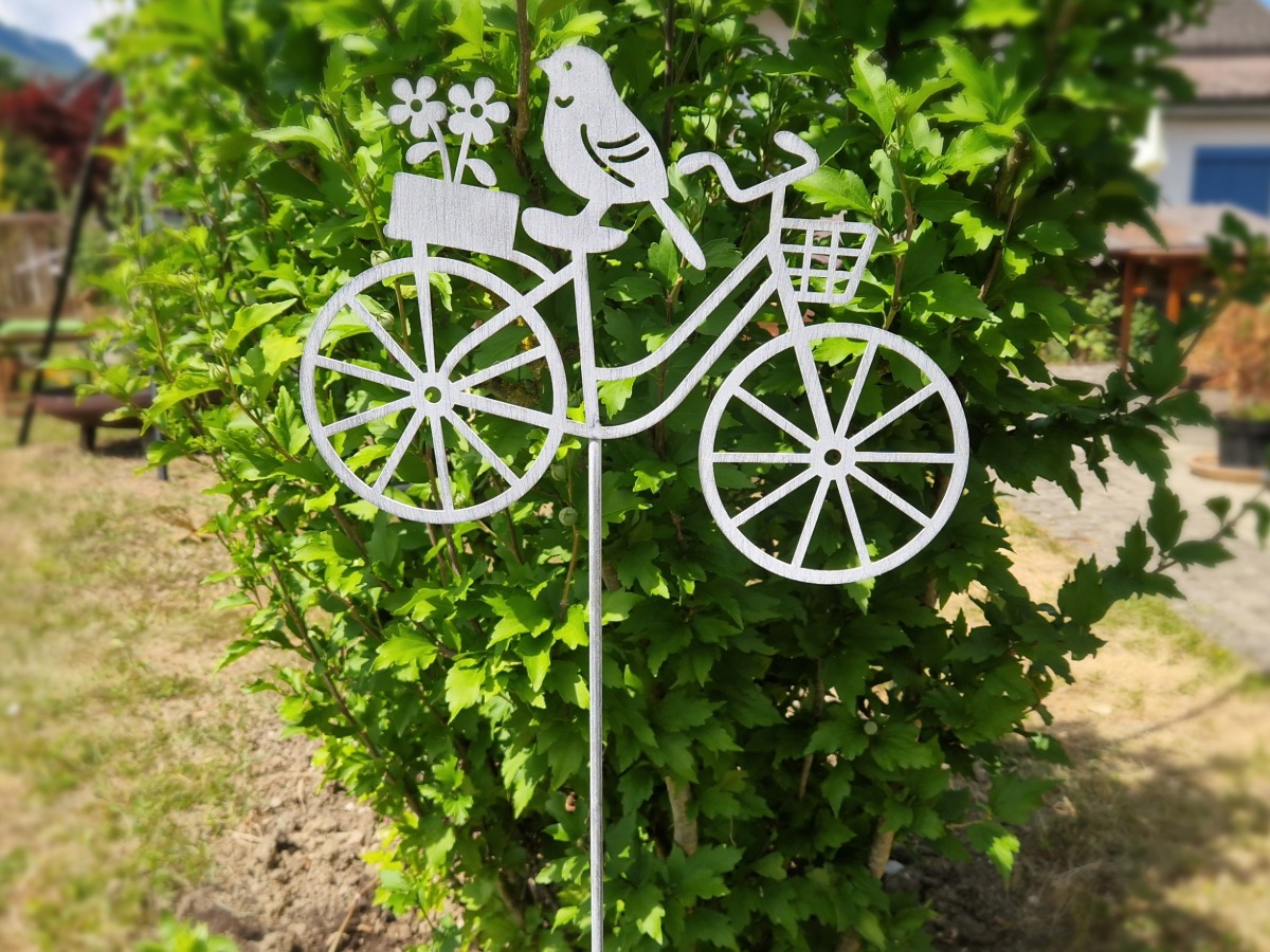 Piantina da giardino a forma di bicicletta con uccellino nell'aiuola