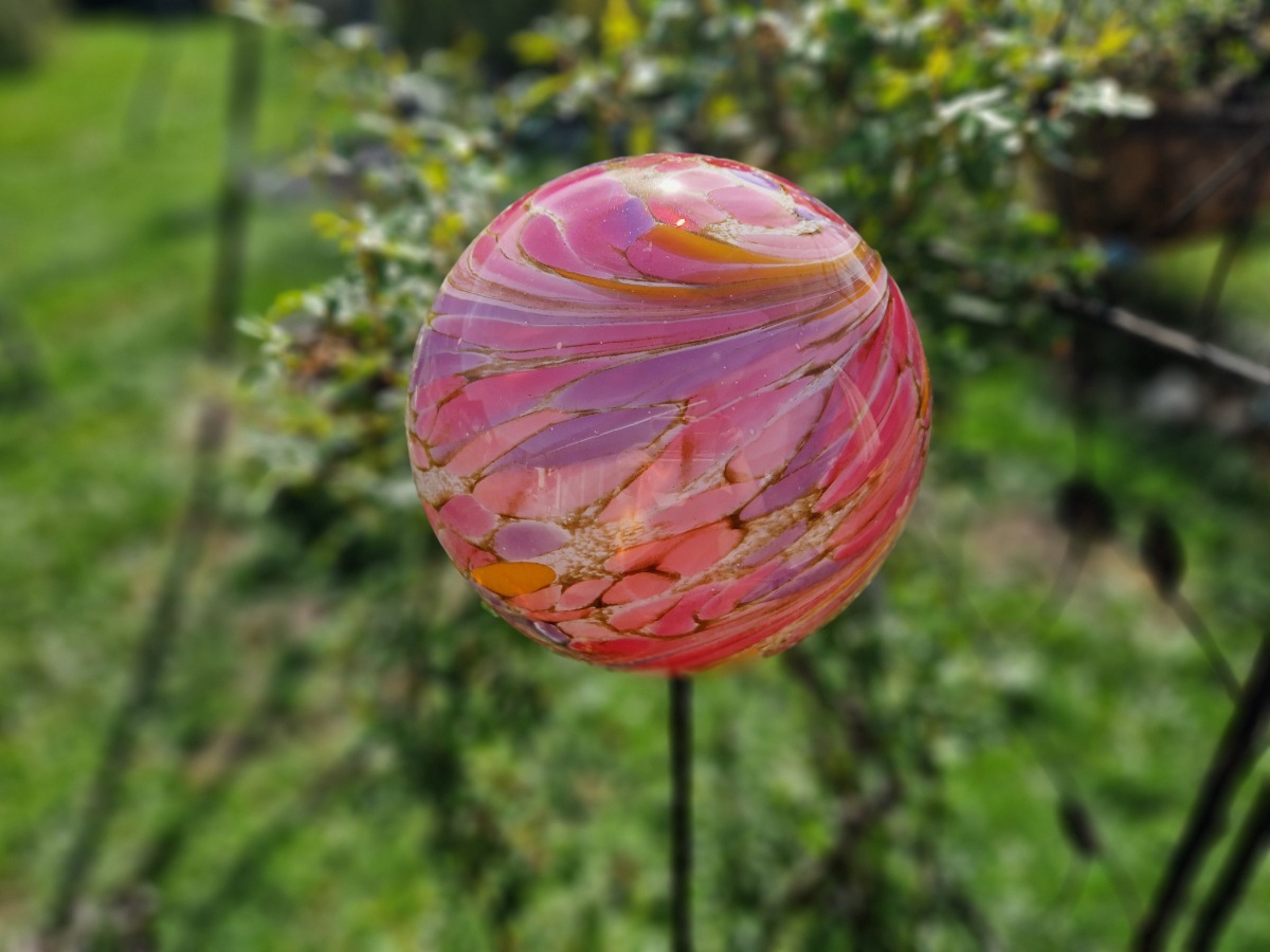 Rosa Glaskugel Gartenstecker als Gartendekoration