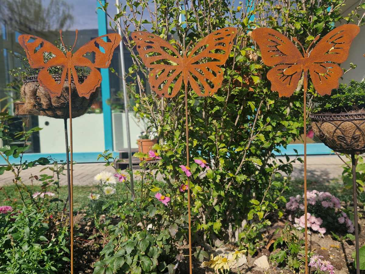 Drei Schmetterlinge Gartenstecker aus Metall in Naturrost, 120 cm
