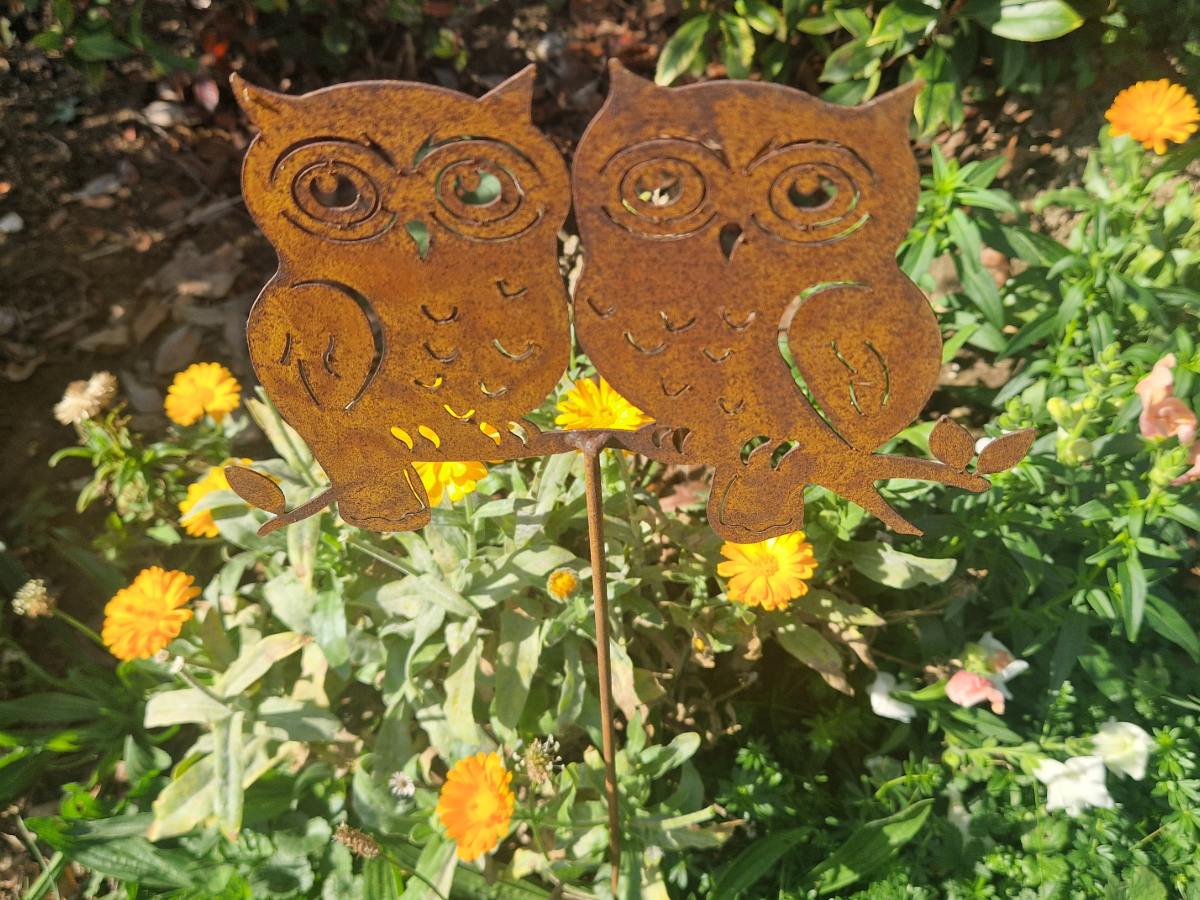 Eulenpaar Gartenstecker Rost 60cm im Blumenbeet