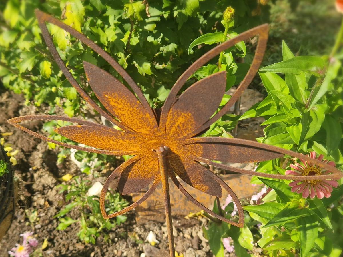 Rostblume Gartenstecker in Rostoptik mit großer Blüte